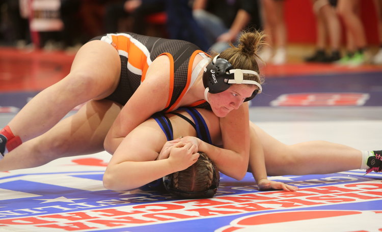 Photos: Dutch And Eagles Battle At Holiday Headlocks