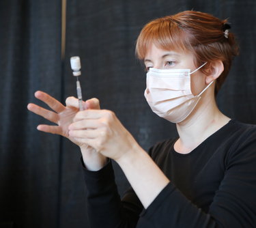 Jessica Bogert readies a Pfizer vaccine